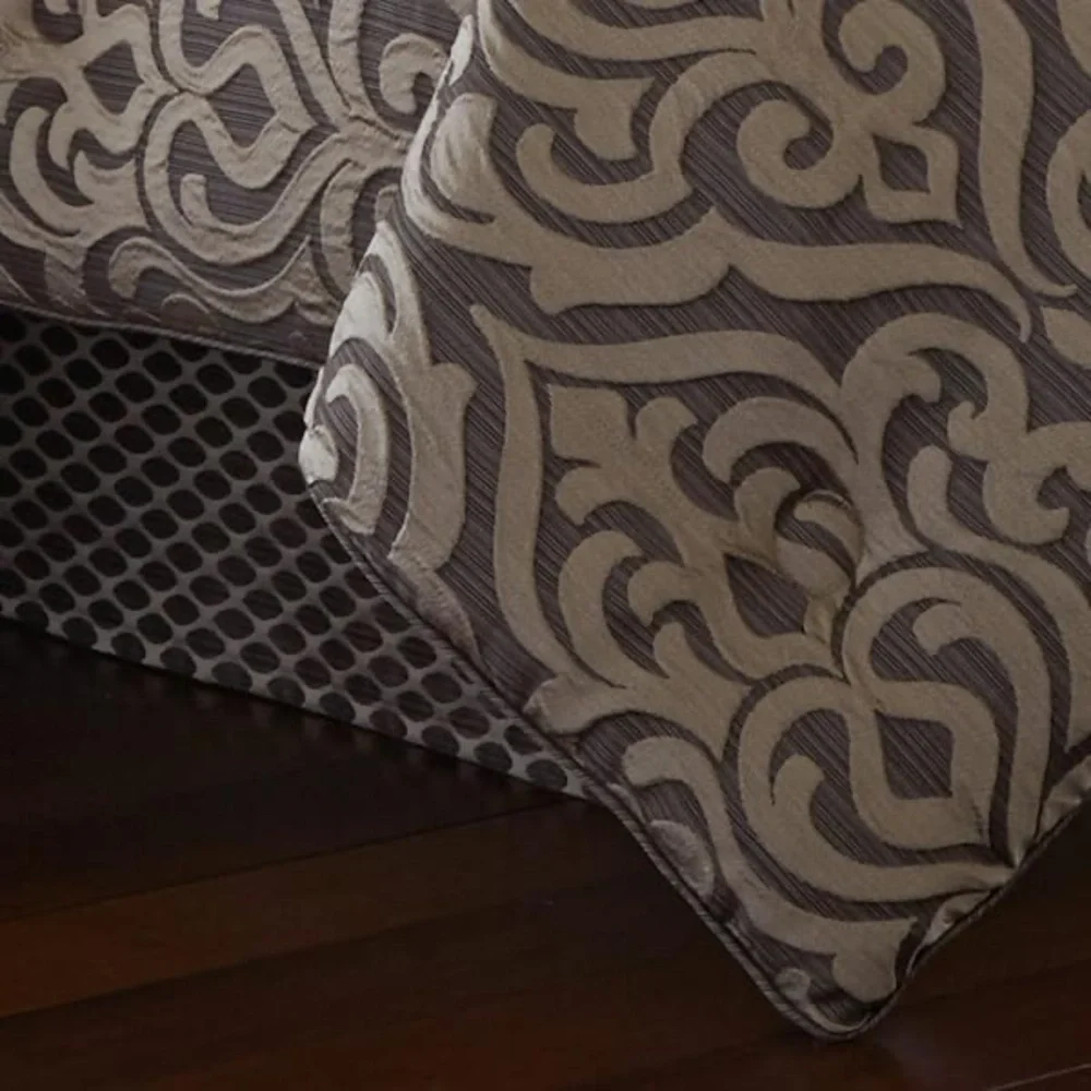 J. Queen New York Astoria Queen 4 Piece Comforter Set NWT